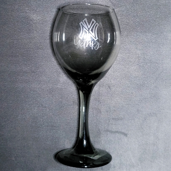 New York Yankees Etched Wine Glass NWT - Picture 1 of 3